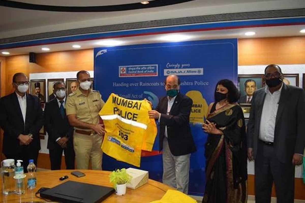 Central Bank of India donates 1,000 raincoats to Maha Police